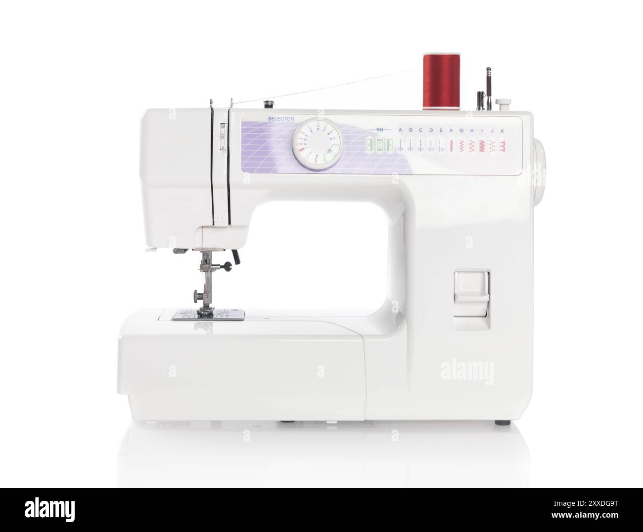 Macchina per cucire isolati su sfondo bianco Foto Stock