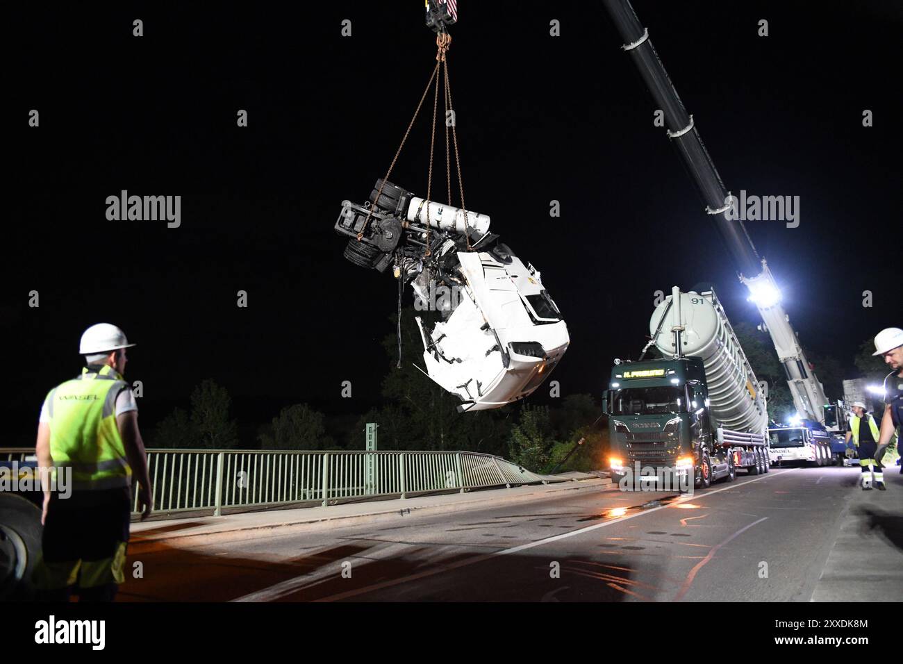 Kerpen, Germania. 24 agosto 2024. Un camion viene salvato dopo essere caduto da un ponte sui binari della ferrovia. La linea ferroviaria interessata tra Colonia e Aquisgrana è attualmente chiusa. Crediti: Vincent Kempf/dpa/Alamy Live News Foto Stock