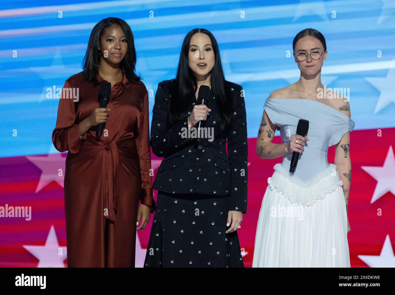 Chicago, Stati Uniti d'America. 22 agosto 2024. Meena Harris, Ella Emhoff e Helena Hudlin fanno osservazioni il giorno 4 della Convention nazionale democratica del 2024 allo United Center di Chicago, Illinois, USA, giovedì 22 agosto, 2024. credito: Ron Sachs/CNP/Sipa USA per NY Post (RESTRIZIONE: NO Daily mail. NESSUN giornale di New York o New Jersey o giornali entro un raggio di 75 miglia da New York City.) Crediti: SIPA USA/Alamy Live News Foto Stock