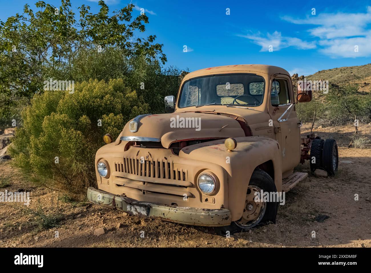 Vecchio camion con pianale presso l'Hackberry General Store lungo la storica Route 66, Hackberry, Arizona, Stati Uniti [non è previsto il rilascio della proprietà; solo licenze editoriali] Foto Stock