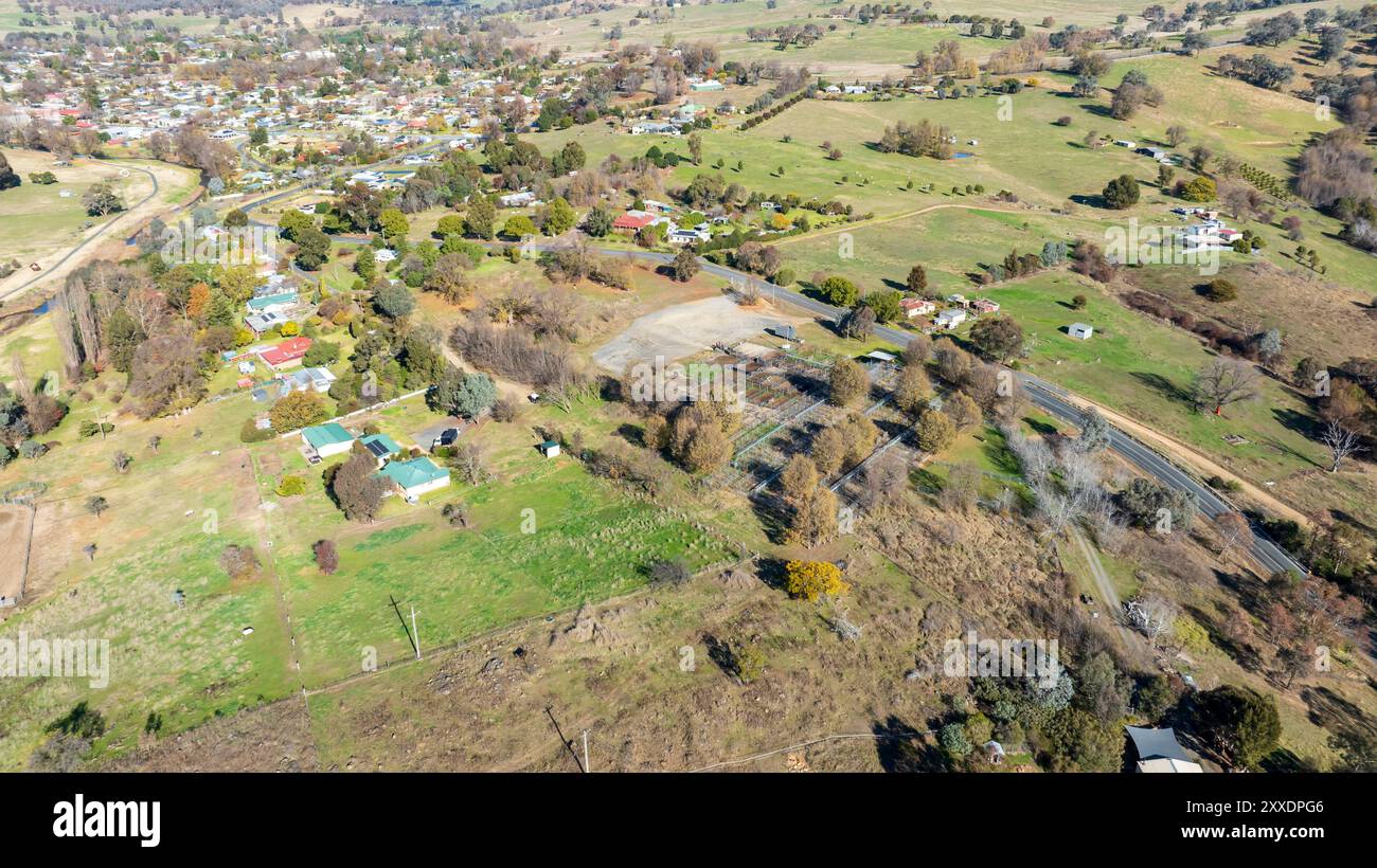 Fotografia aerea con drone della città regionale di Adelong nelle Snowy Mountains nel nuovo Galles del Sud in Australia. Foto Stock