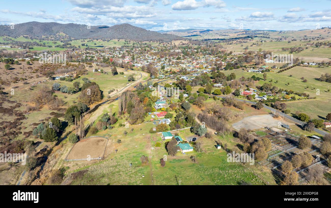 Fotografia aerea con drone della città regionale di Adelong nelle Snowy Mountains nel nuovo Galles del Sud in Australia. Foto Stock