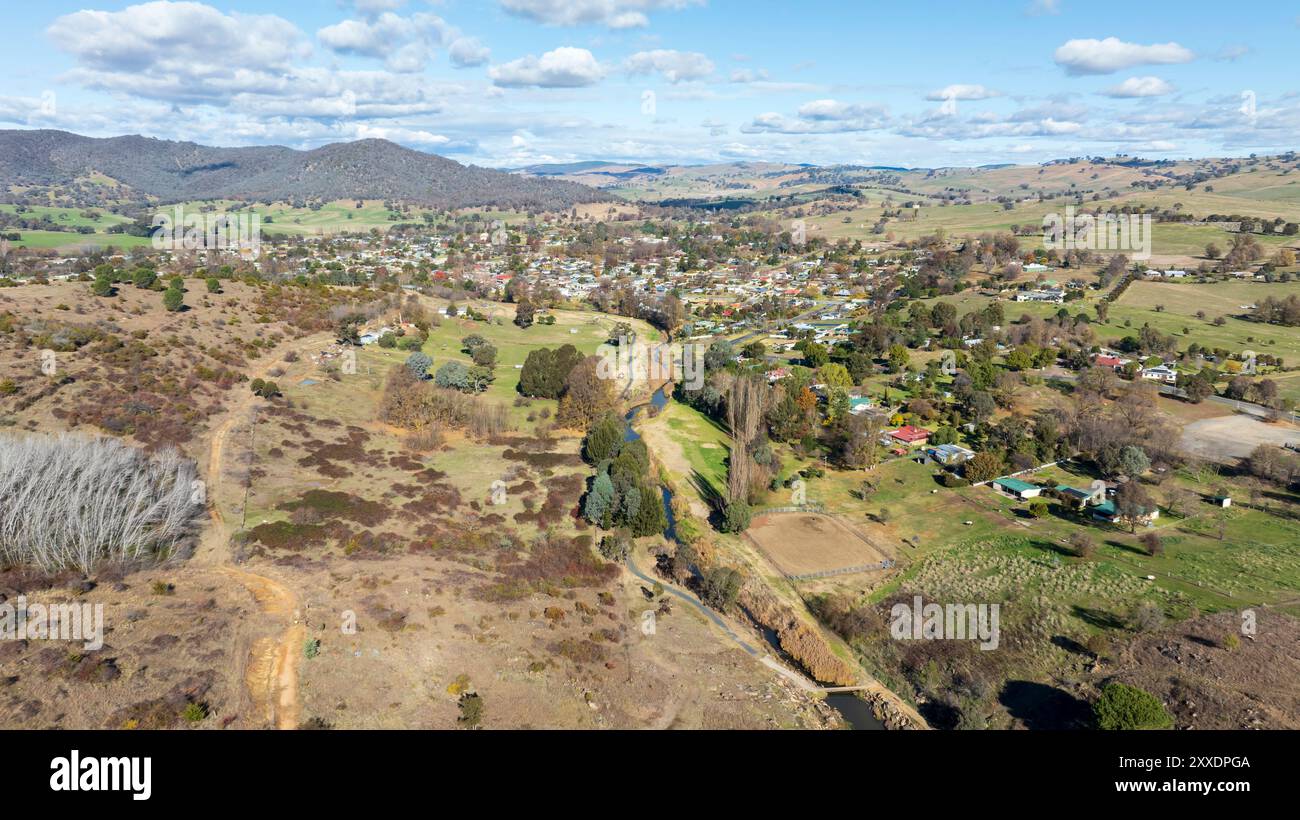 Fotografia aerea con drone della città regionale di Adelong nelle Snowy Mountains nel nuovo Galles del Sud in Australia. Foto Stock