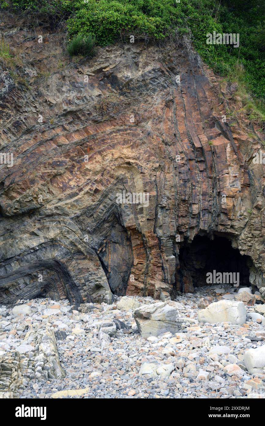 Ripiegamento di aerei da letto a Monkstone Point, Saundersfoot, Galles. Una piccola grotta marina (1,5 m di altezza) è stata formata dall'azione delle onde alla base della scogliera. Foto Stock