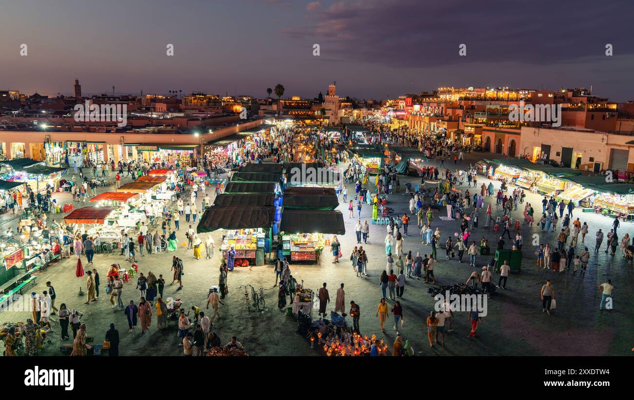 Marrakech, Marocco - 10 settembre 2022: Piazza Jemaa el Fnaa, con la sua vivacità di artisti di strada, bancarelle di cibo e una folla vivace, che mostra il vib Foto Stock