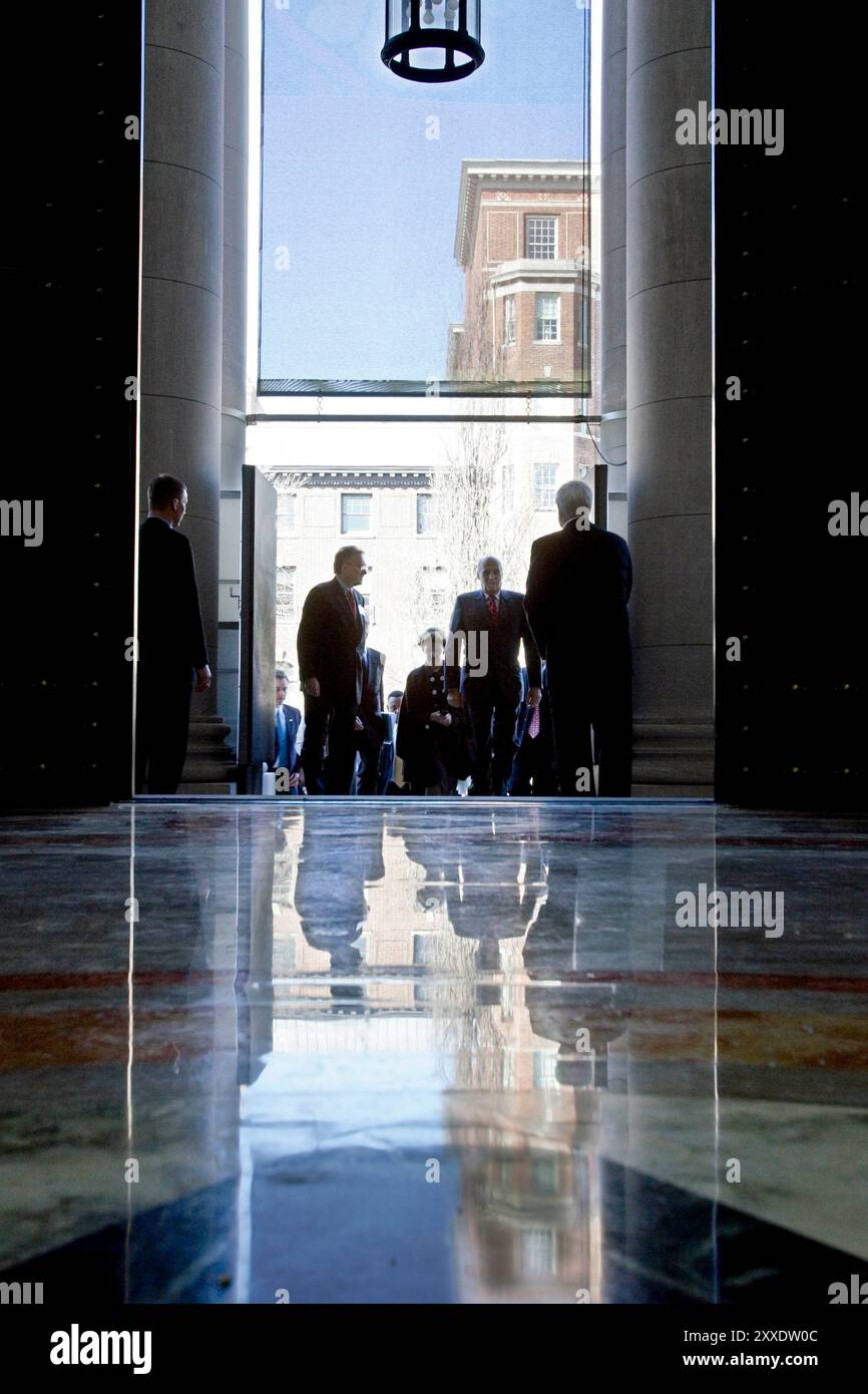 I Reggenti di Norvegia, re Harald e regina Sonja, arrivano al Carnegie Institute di Washington per aprire il seminario "sforzi transatlantici per la pace e la sicurezza". Foto Stock