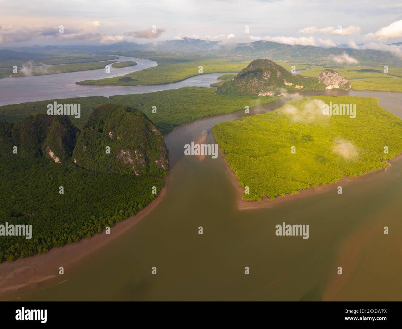 Vista del mare tropicale sull'isola di Phuket in Thailandia, coperta di foreste tropicali. Vista aerea sulla baia, arcipelago delle piccole isole delle Andama Foto Stock