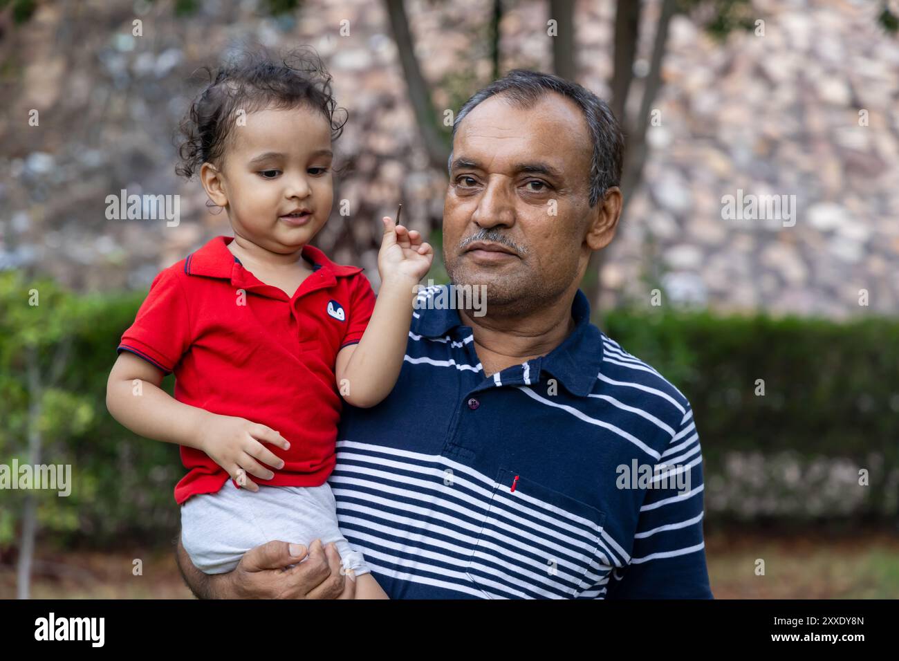 Il nonno e il nipote si uniscono al parco all'aperto di Dusk Foto Stock