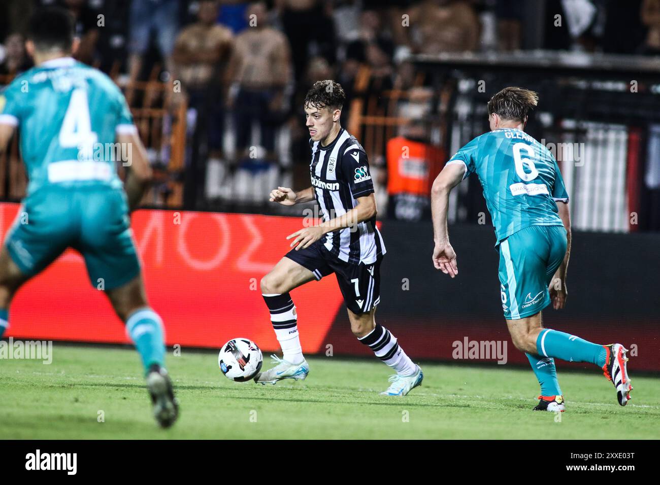 Salonicco, Grecia. 22 agosto 2024. Giannis Konstantelias (Centro) di PAOK in azione durante una partita dei playoff dell'Europa League tra PAOK FC e Shamrock Rovers. PAOK ha vinto la partita 4-0. (Credit Image: © Giannis Papanikos/ZUMA Press Wire) SOLO PER USO EDITORIALE! Non per USO commerciale! Foto Stock