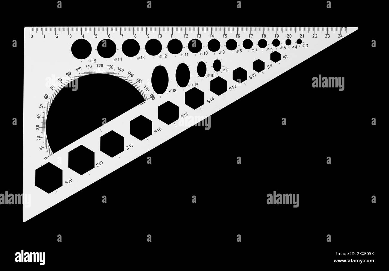 Scienza e istruzione - righello triangolare multifunzionale-righello stencil per disegni geometrici isolati su sfondo nero. Il lavoratore di sentieri è p Foto Stock