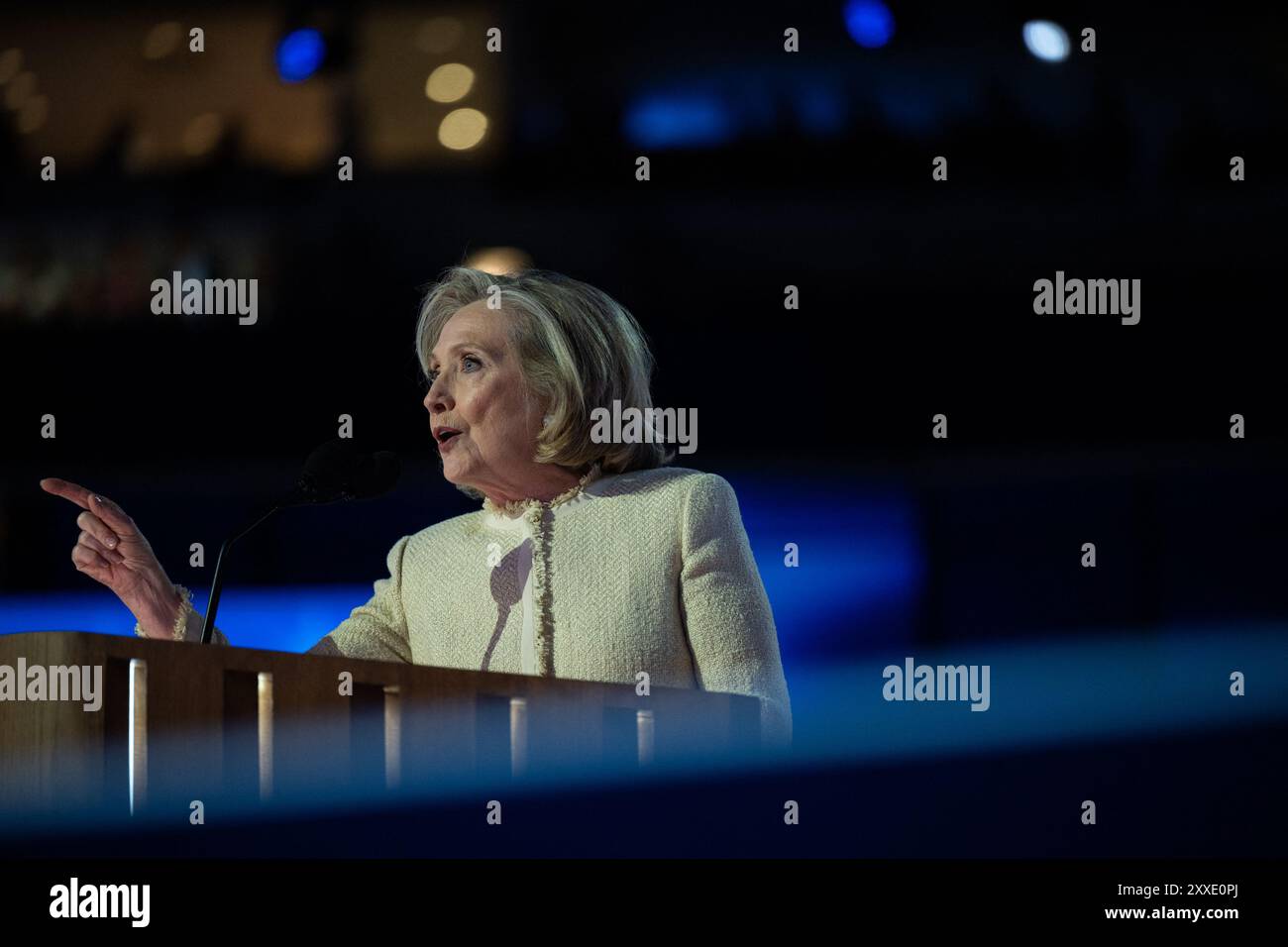 Chicago, Stati Uniti. 19 agosto 2024. L'ex Segretario di Stato degli Stati Uniti Hillary Rodham Clinton parla alla Convention nazionale democratica del 2024 a Chicago, Illinois, USA, allo United Center lunedì 19 agosto 2024. Foto di Annabelle Gordon/CNP/ABACAPRESS. COM credito: Abaca Press/Alamy Live News Foto Stock