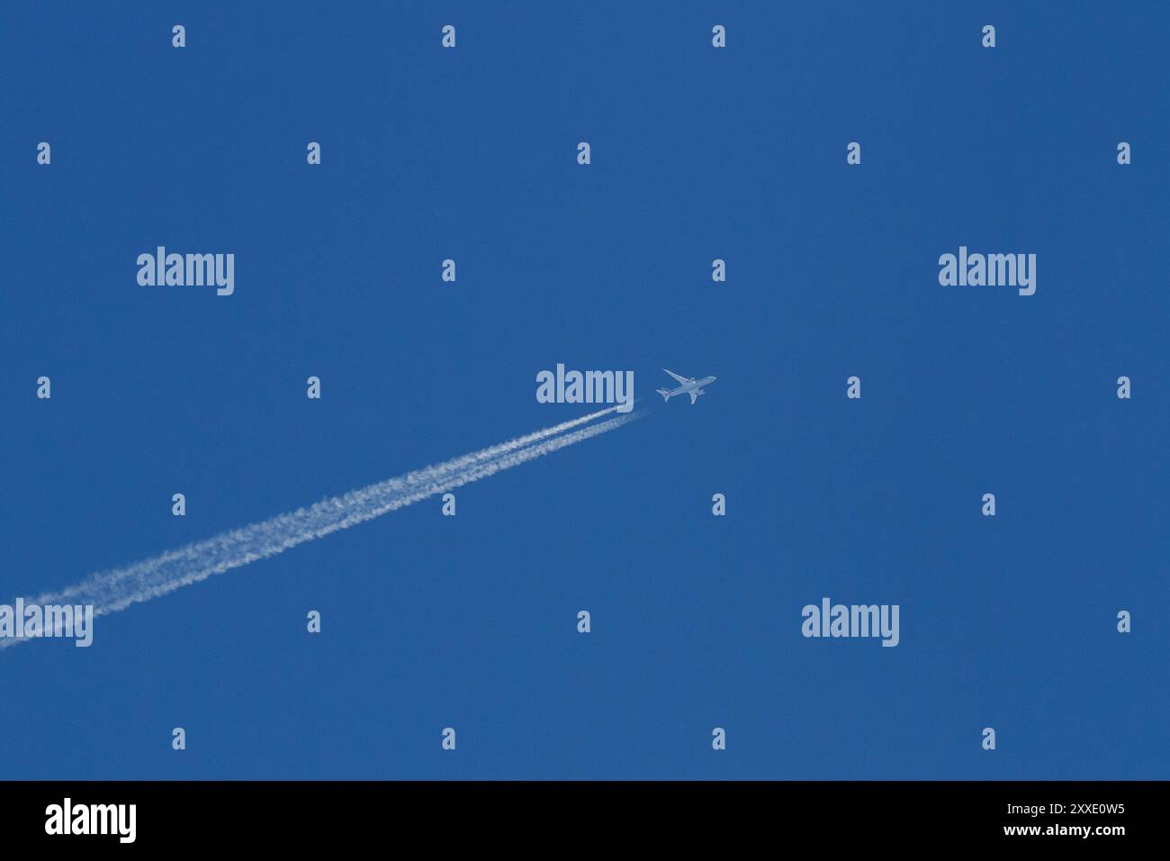Un Boeing 787-8 Dreamliner di American Airlines che sorvola Kanagawa, Giappone. Foto Stock