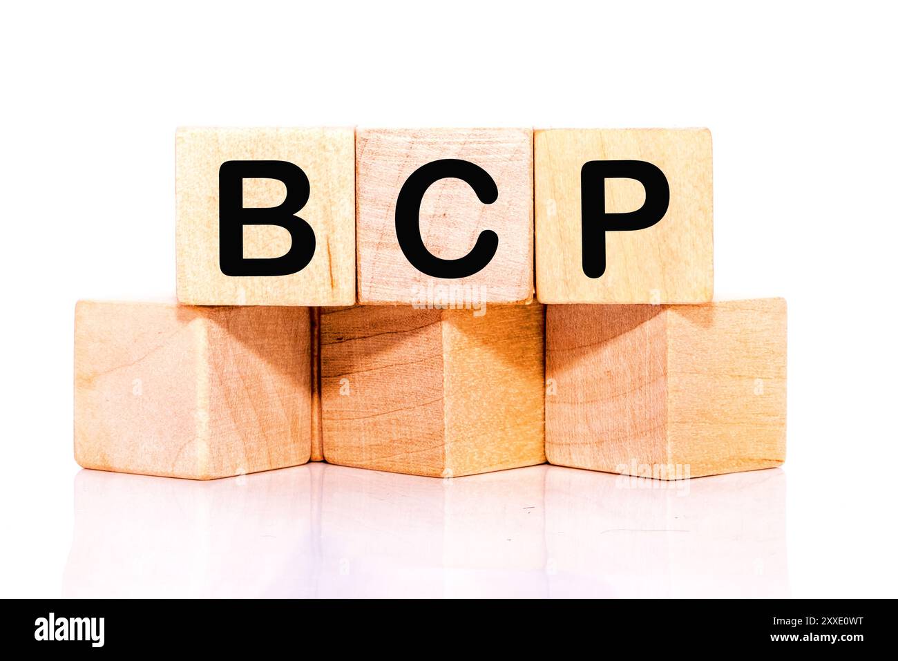 Piano di continuità aziendale BCP. BCP su cubetti di legno su sfondo bianco. Foto Stock