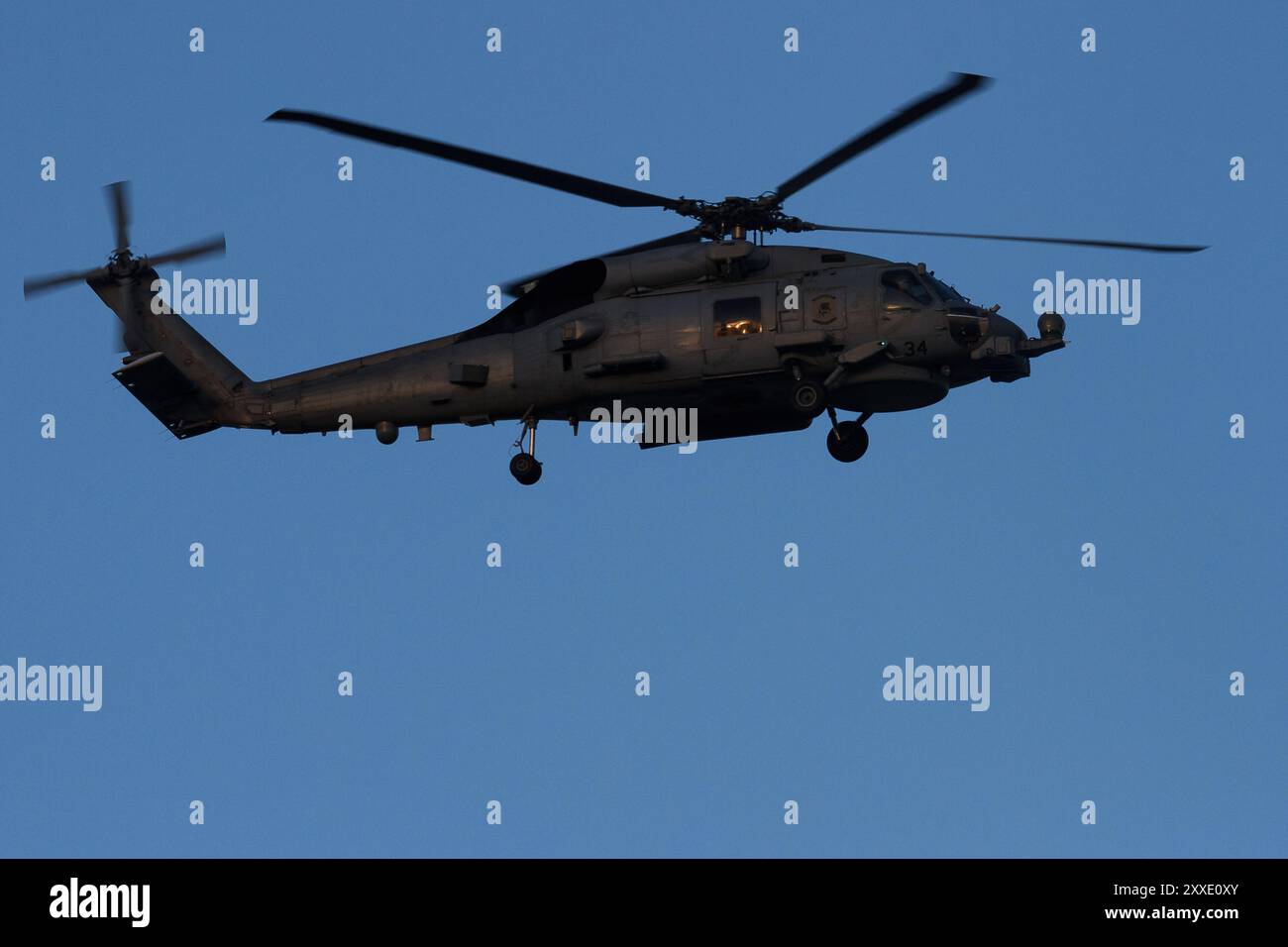 Un elicottero Sikorsky MH-60R Sea Hawk con lo US Navy Helicopter Maritime Strike Squadron Three Five (HSM35) conosciuto come i "Magicians" Foto Stock