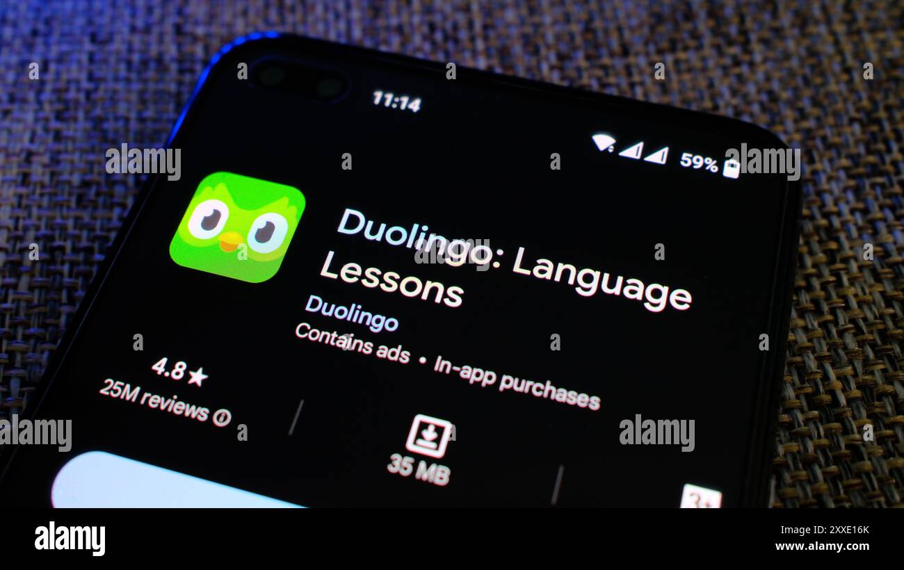 App Duolingo per l'apprendimento delle lingue nella pagina del negozio Play sul display del telefono cellulare. Londra, Regno Unito, 08.24.2024 Foto Stock