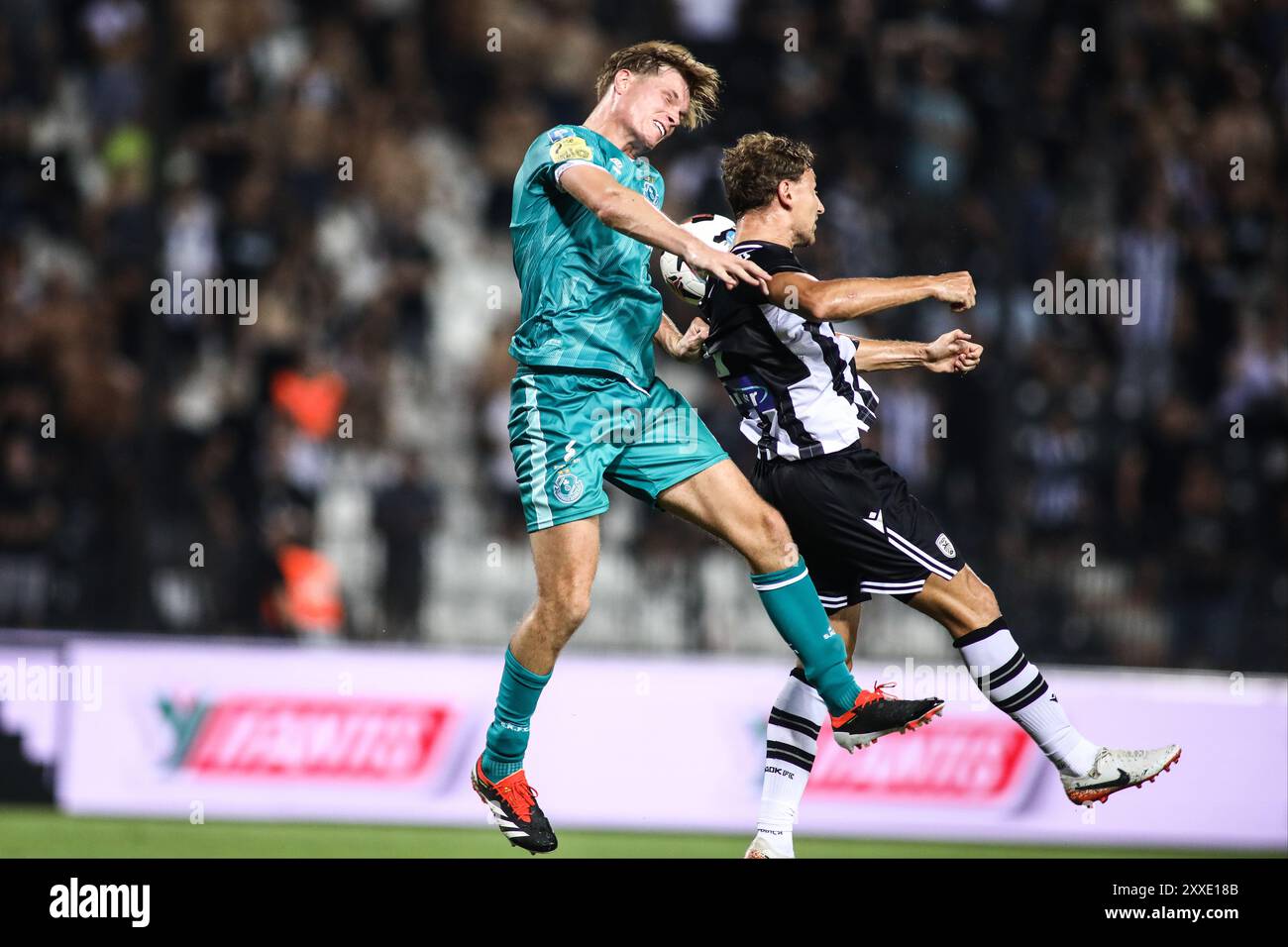 Salonicco, Grecia. 22 agosto 2024. Dan Cleary di Shamrock (a sinistra) durante un incontro dei playoff dell'Europa League tra PAOK FC e Shamrock Rovers. PAOK ha vinto la partita 4-0. (Credit Image: © Giannis Papanikos/ZUMA Press Wire) SOLO PER USO EDITORIALE! Non per USO commerciale! Foto Stock