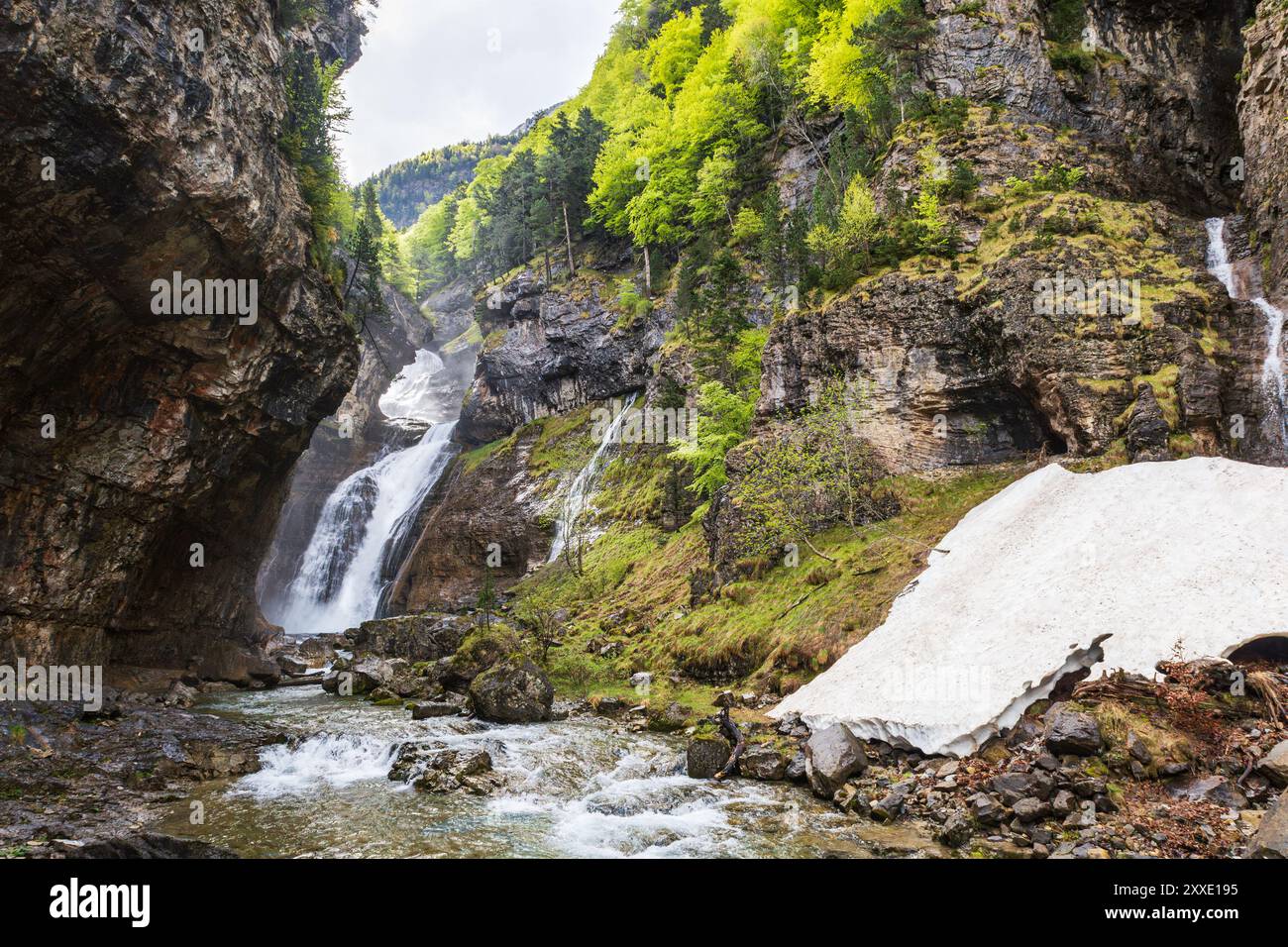 La cascada del Estrecho, cascata situata nel Parco Nazionale di Ordesa y Monte Perdido, Pirenei Aragonesi, Spagna, scorre potente attraverso una gola rocciosa Foto Stock