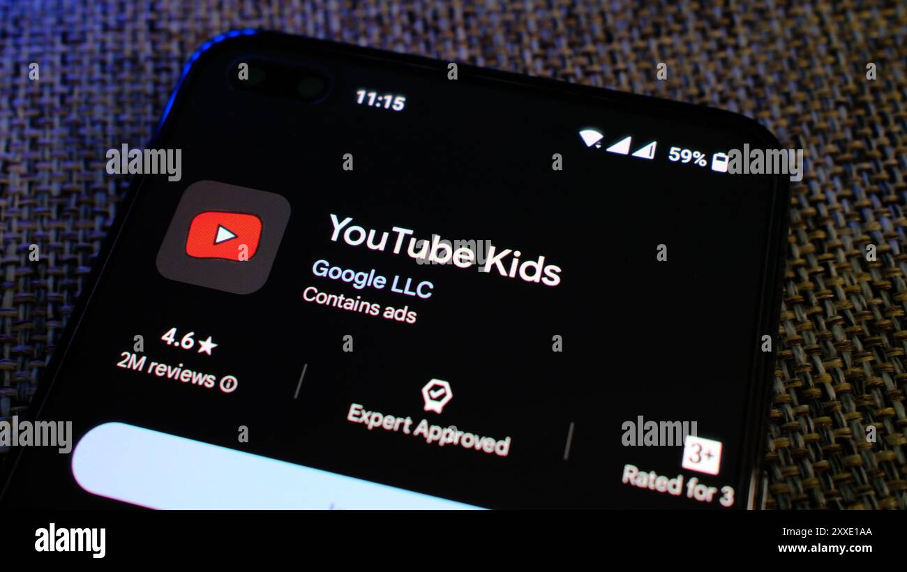 App YouTube Kids nella pagina Play Store sul display del telefono cellulare. Londra, Regno Unito, 08.24.2024 Foto Stock