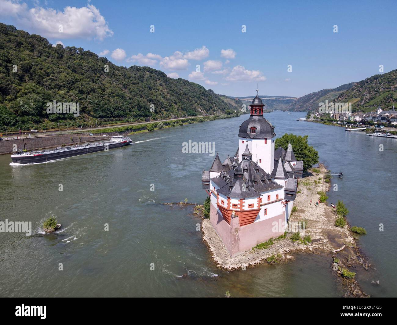 Kaub, Germania - 20 luglio 2024: Veduta dei droni al forte d'acqua di Pfalzgrafenstein sul fiume Reno a Kaub in Germania Foto Stock