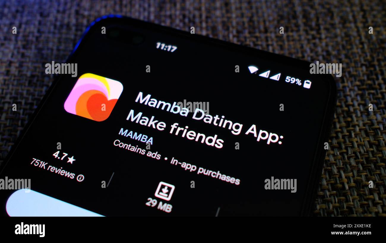 Mamba Dating app nella pagina Play Store sul display del telefono cellulare. Londra, Regno Unito, 08.24.2024 Foto Stock
