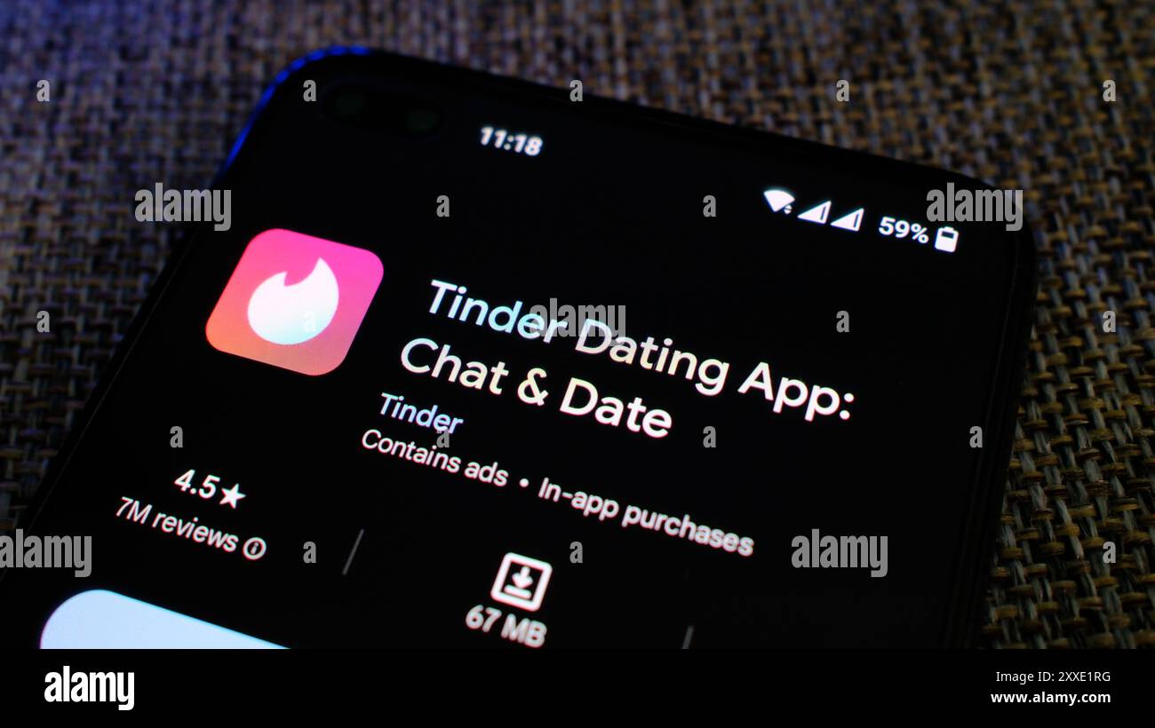App di incontri Tinder nella pagina Play Store sul display del telefono cellulare. Londra, Regno Unito, 08.24.2024 Foto Stock
