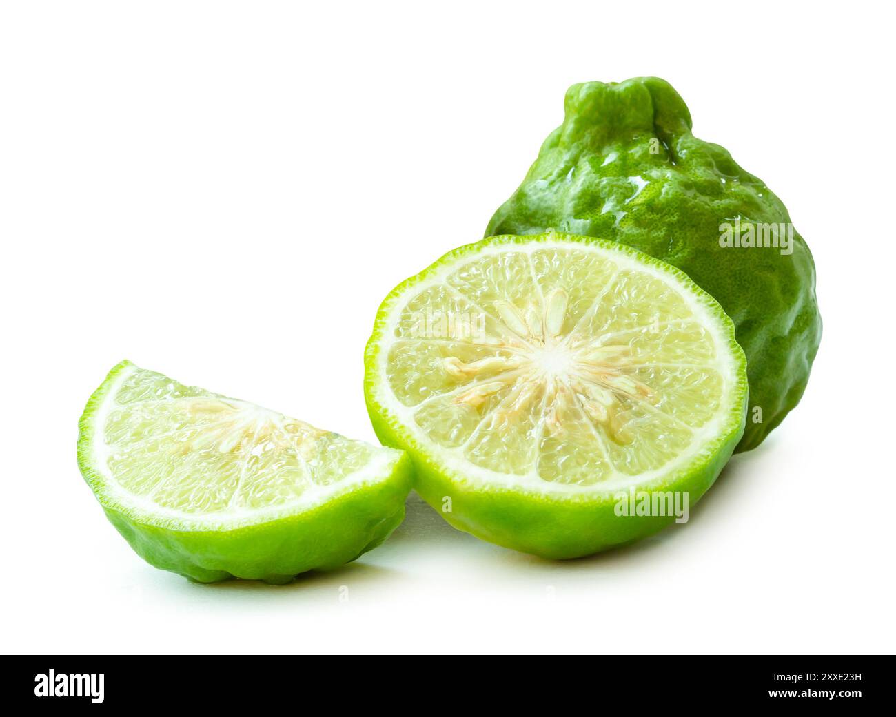 Frutta fresca di kaffir verde, lime o bergamotto con metà e fetta o fetta è isolato su sfondo bianco con percorso di ritaglio. Foto Stock