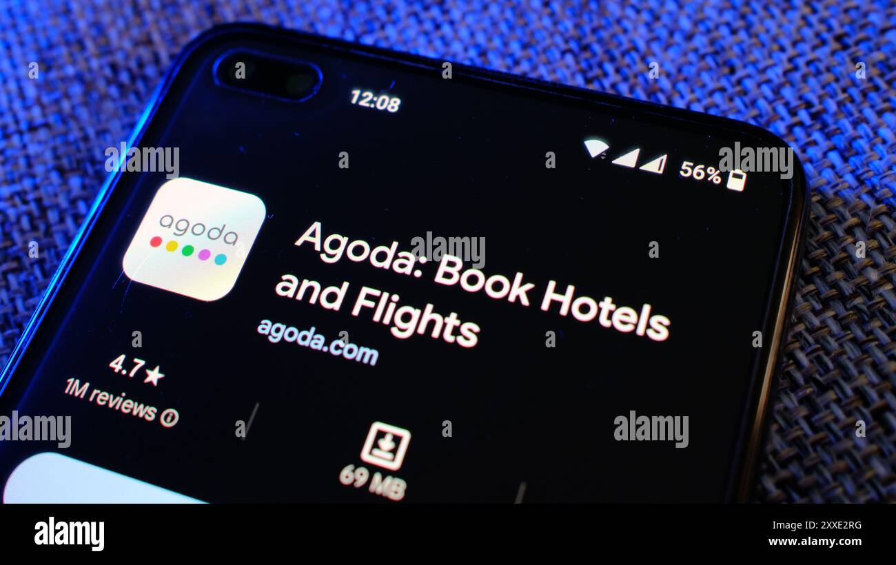 App Agoda per prenotare hotel e voli nella pagina del negozio Play sul display del telefono cellulare. Londra, Regno Unito, 08.24.2024 Foto Stock