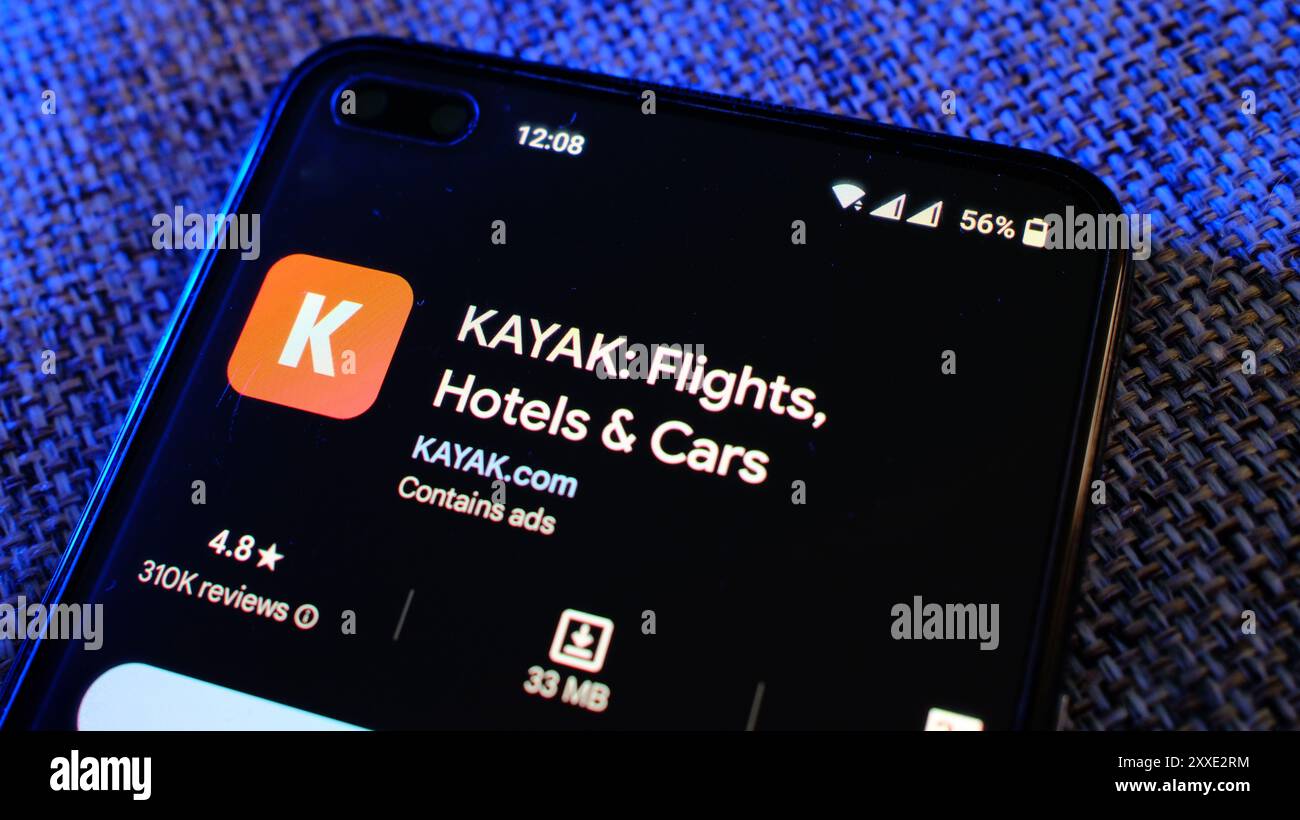 App KAYAK per voli di ricerca, hotel e auto, pagina del negozio in Play sul display del telefono cellulare. Londra, Regno Unito, 08.24.2024 Foto Stock
