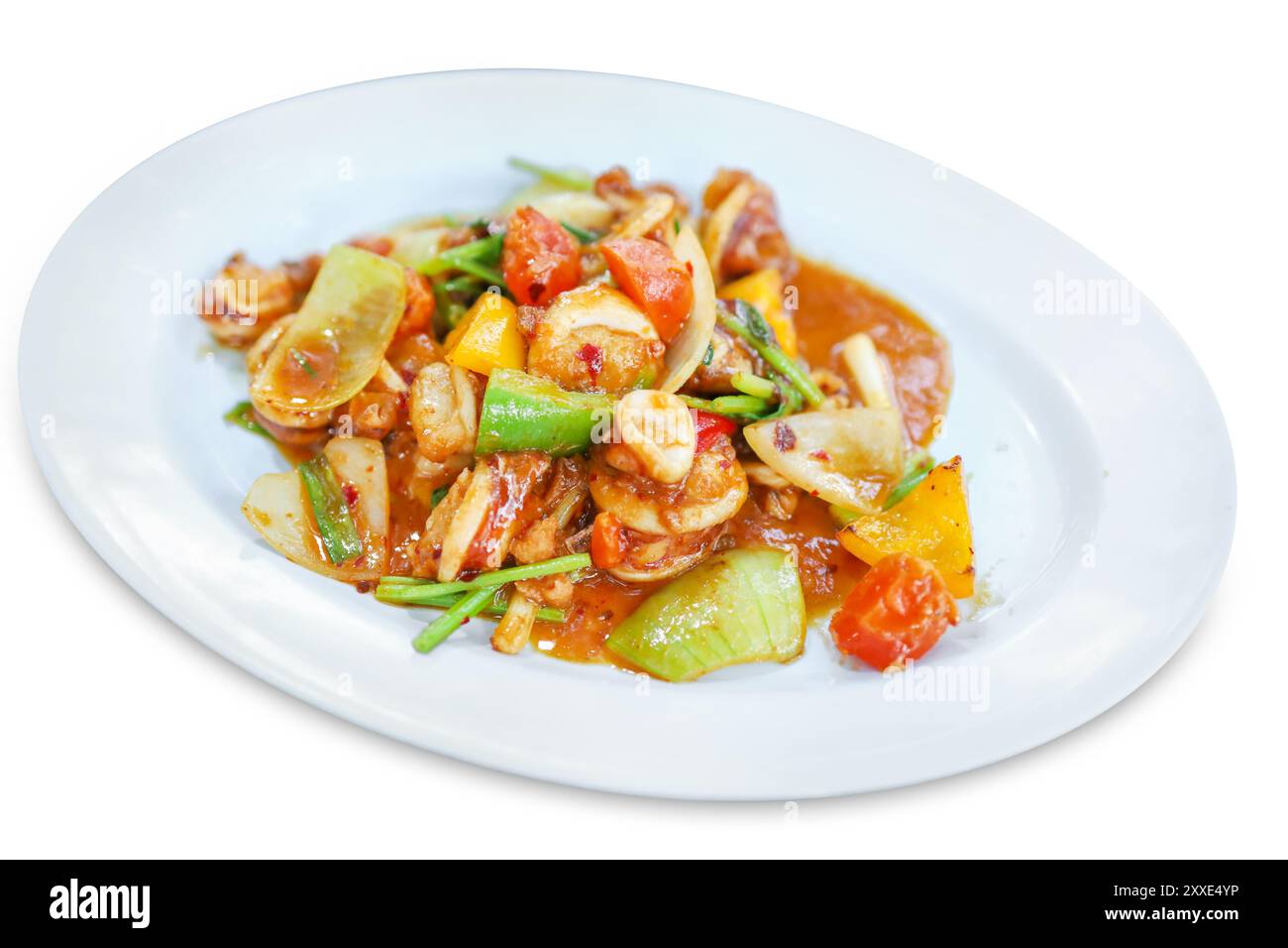 Tagliato di pesce fritto in pasteon di peperoncino tailandese isolato. Foto Stock