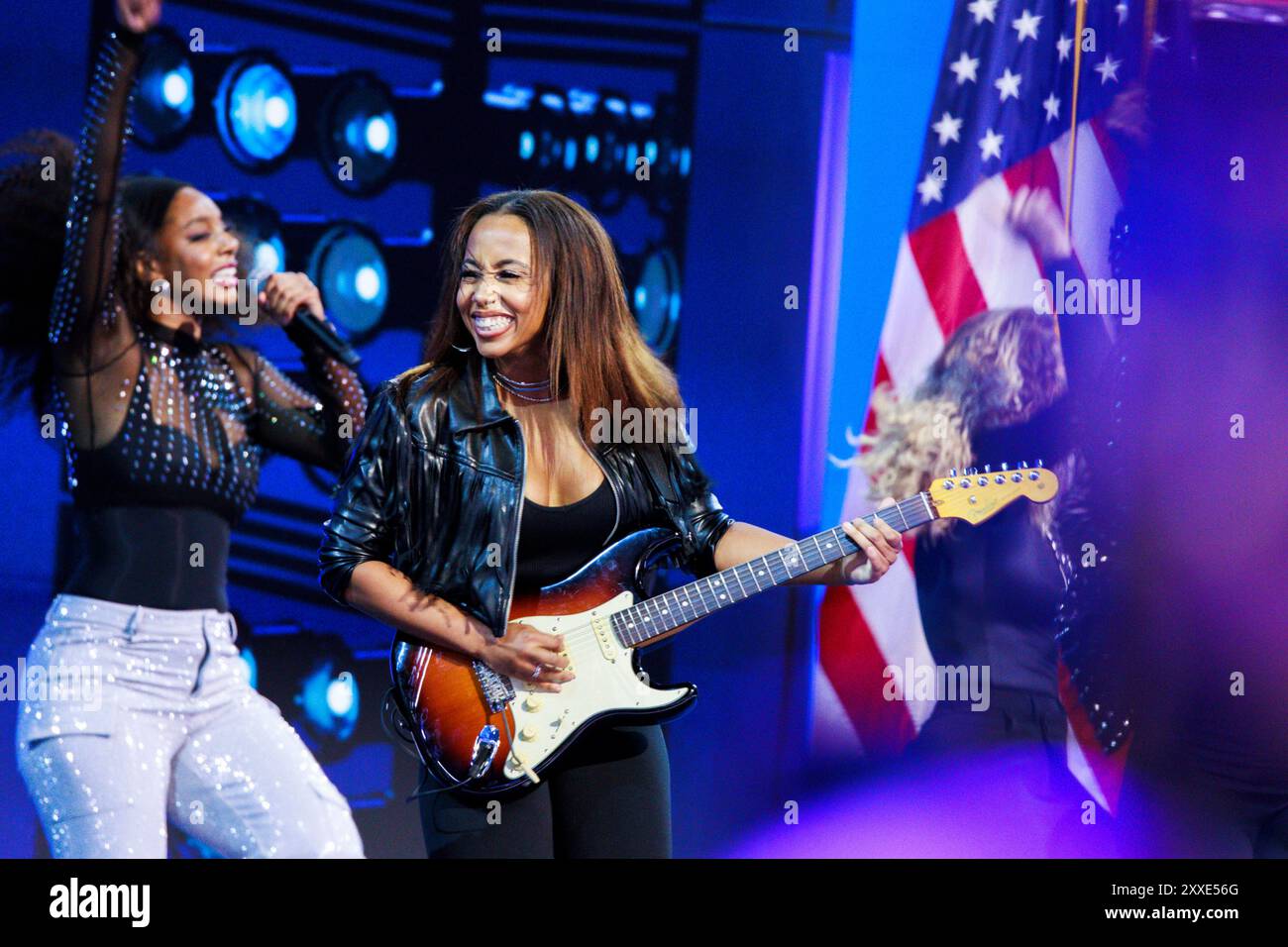 Chicago, Stati Uniti. 21 agosto 2024. CHICAGO, ILLINOIS - 21 AGOSTO: Sheila e suona la chitarra mentre esegue la canzone di Prince, "Let's Go Crazy", con John Legend il terzo giorno della Convention Nazionale Democratica (DNC) allo United Center il 21 agosto 2024 a Chicago, Illinois. Delegati, politici e sostenitori del partito democratico si stanno riunendo a Chicago, mentre l'attuale vicepresidente Kamala Harris viene nominata candidata presidenziale del suo partito. Il DNC si svolge dal 19 al 22 agosto. Credito: SOPA Images Limited/Alamy Live News Foto Stock