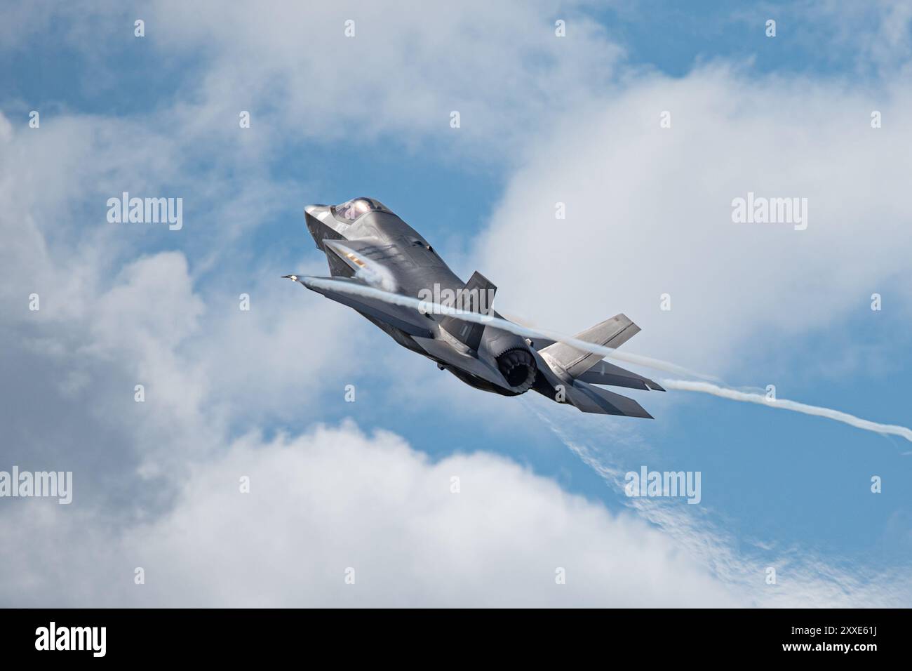 Old Buckenham, Regno Unito, luglio 27 2024: Aerei da caccia F-35B della RAF in volo alla fiera aerea. Jet da combattimento per arrampicata con piste di vapore e foschia di calore Foto Stock