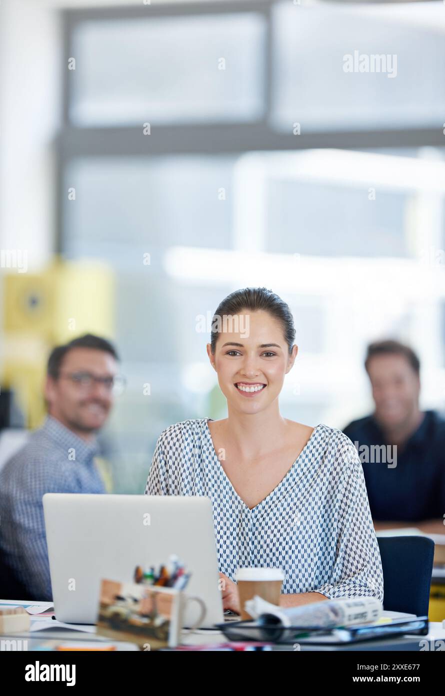 Donna in carriera, laptop e ritratto come professionista, contabile e amministrazione in team finanziario. Persona femminile, coworking e tecnologia con Foto Stock