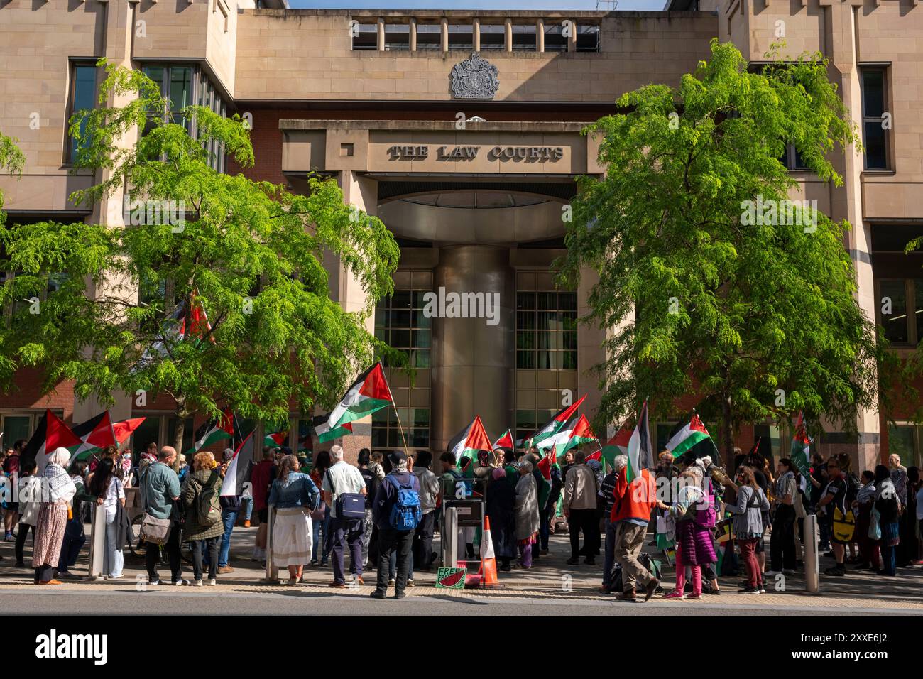 Gli attivisti della Coalizione per la Palestina del campus di Sheffield (SCCP) in un'udienza che deciderà se l'Università di Sheffield può sgombrare il suo accampamento pro-Gaza. La coalizione ha rivelato in una dichiarazione che l'8 luglio, hanno ricevuto la notifica che l'università ha chiesto un ordine di possesso. L'udienza di lunedì 15 luglio. Se concessa, l'università assumerà ufficiali giudiziari per sfrattarli dal campus non appena il giorno seguente. L'audizione è stata interrotta il 23 luglio. Secondo il SCPP, l'università sostiene "falsamente" che, poiché solo 15 persone fanno parte dell'accampamento, il campo non può Foto Stock
