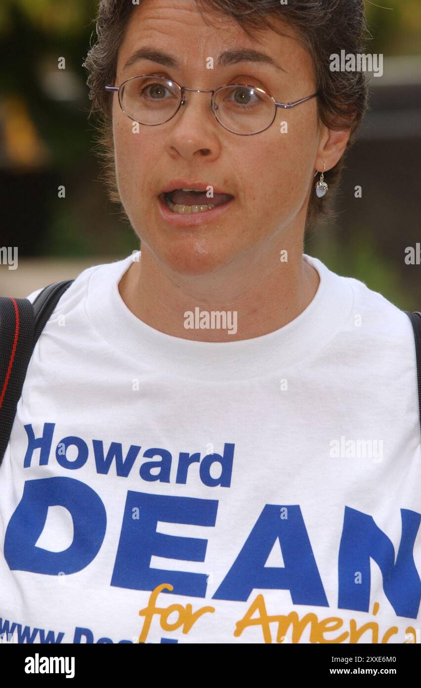 Il primo dei sei dibattiti presidenziali svoltisi tra le candele democratiche per il presidente 2004. Il dibattito si è tenuto al Popejoy audtiorium presso la New Mexico University di Albuquerque. Un sostenitore di Howard Dean. Foto Stock