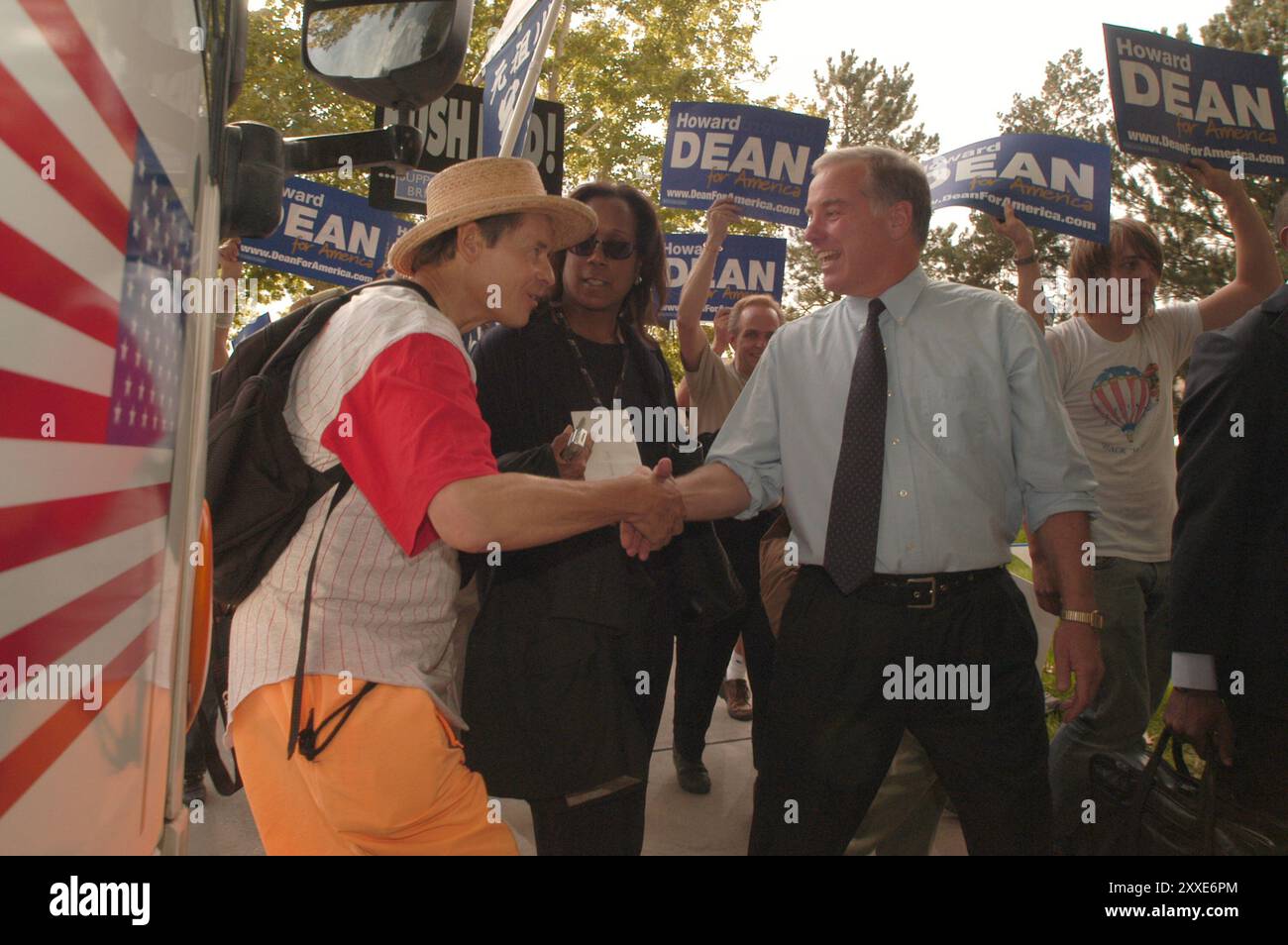 Il primo dei sei dibattiti presidenziali svoltisi tra le candele democratiche per il presidente 2004. Il dibattito si è tenuto al Popejoy audtiorium presso la New Mexico University di Albuquerque. Howard Dean ad una manifestazione prima del dibattito presidenziale. Foto Stock