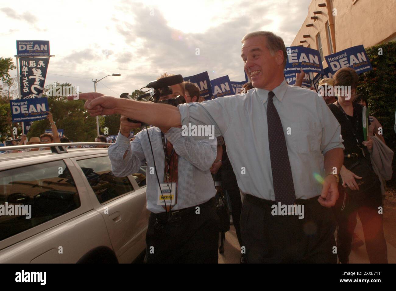 Il primo dei sei dibattiti presidenziali svoltisi tra le candele democratiche per il presidente 2004. Il dibattito si è tenuto al Popejoy audtiorium presso la New Mexico University di Albuquerque. Howard Dean ad una manifestazione prima del dibattito presidenziale. Foto Stock