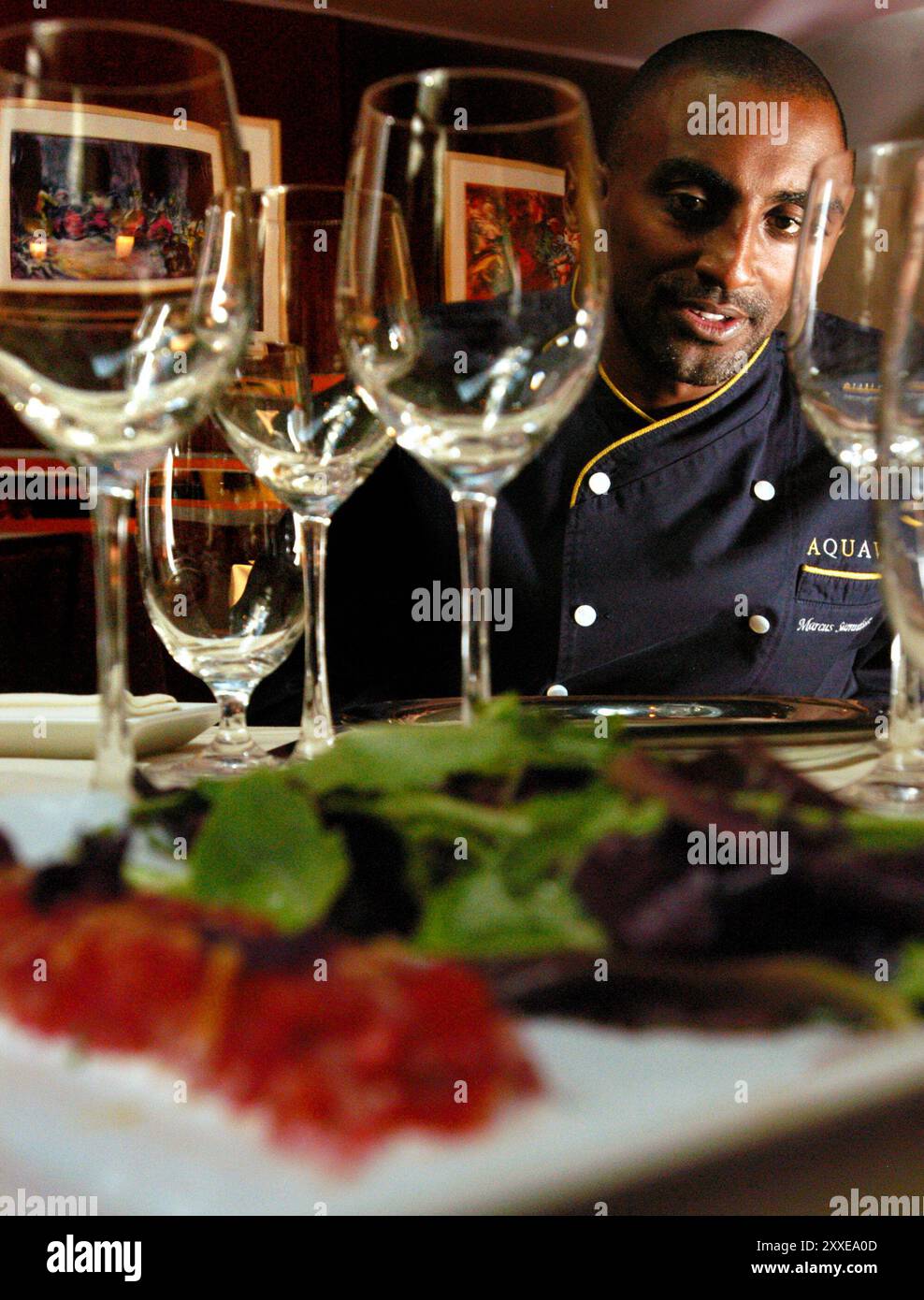 Marcus Samuelsson fortsetter sin suksess med restauranten Aquavit, til tross for harde tider etter 11.september. Recept på gravlax og kjöttbullar med kräfta og kantareller. Foto Stock