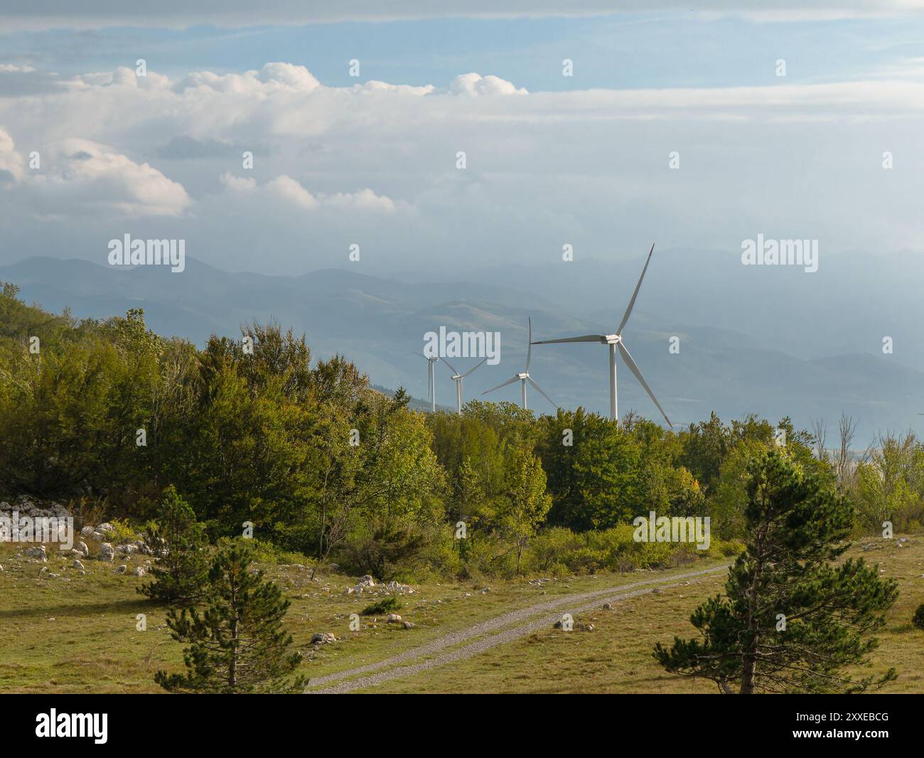 Turbine eoliche su un prato di montagna nella Croazia autunnale. Foto Stock