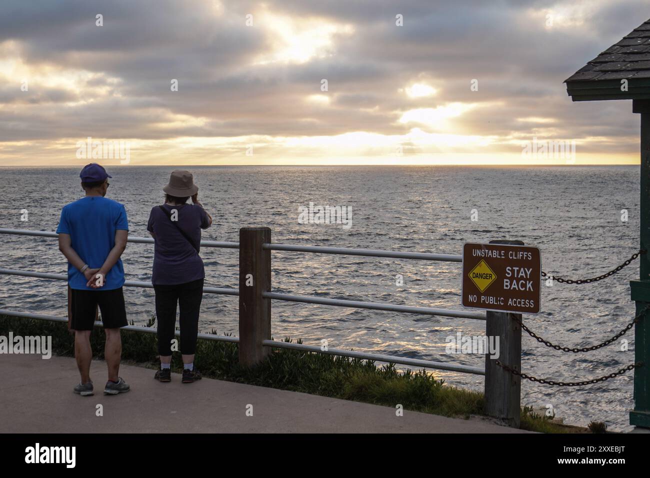 San Diego, California, Stati Uniti. 18 agosto 2024. La gente guarda il tramonto a la Jolla Cove. La costa di San Diego assorbe un sacco di persone da visitare e fare attività acquatiche lì. La costa di San Diego è di circa 70 km e numerose spiagge insieme alla costa. Le spiagge lungo la costa sono popolari luoghi turistici di San Diego e sono trafficate tutti i giorni. (Immagine di credito: © Michael ho Wai Lee/SOPA Images via ZUMA Press Wire) SOLO PER USO EDITORIALE! Non per USO commerciale! Foto Stock