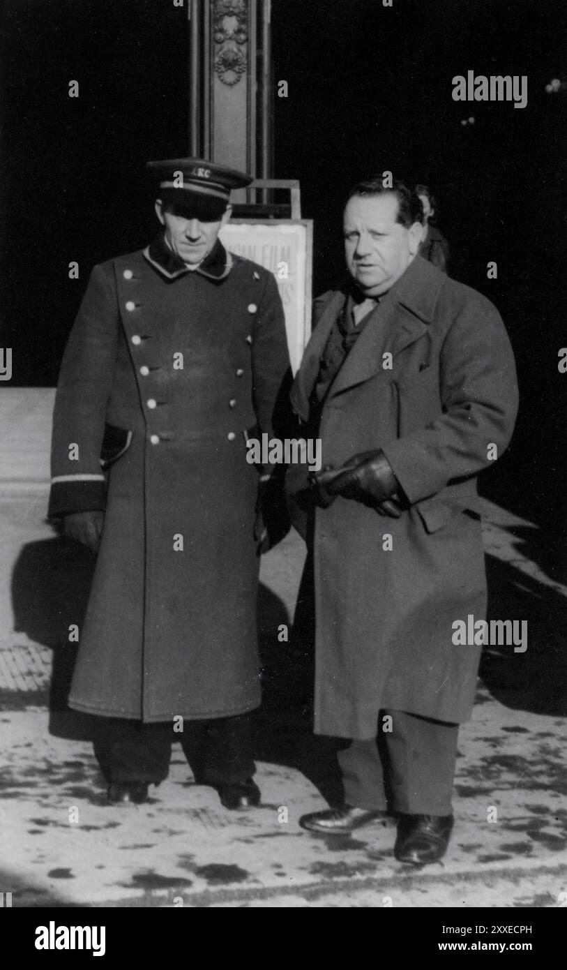 Cinema Manager con Doorman in uniforme A.K.C. in Germania circa 1946 fuori Unidentified A.K.C. (ARMY KINEMA CORPORATION) Garrison Cinema nel dopoguerra Foto Stock