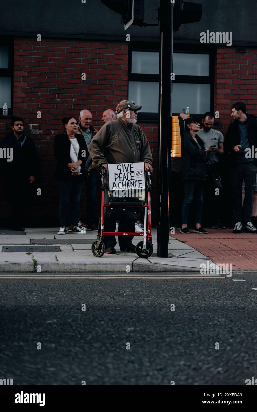 Protesta pacifica a Liverpool dopo i disordini Foto Stock