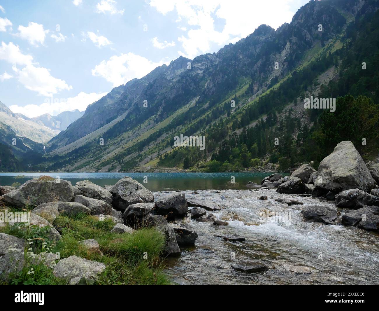 Una vista del Lac de Gaube nel Parco Nazionale dei Pirenei nel sud-ovest della Francia Foto Stock