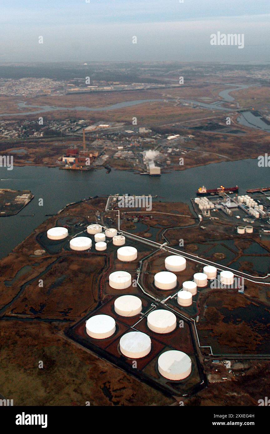 Impianti chimici e impianti di stoccaggio del petrolio fuori Newark, New Jersey. La sicurezza che circonda i numerosi impianti chimici e le strutture di stoccaggio a Newark, Elisabeth e Jersey City, nell'area del New Jersey, viene esaminata dopo che i giornalisti del New York Times sono riusciti ad entrare nelle aree riservate senza mai essere confrontati con il personale della sicurezza. Foto Stock