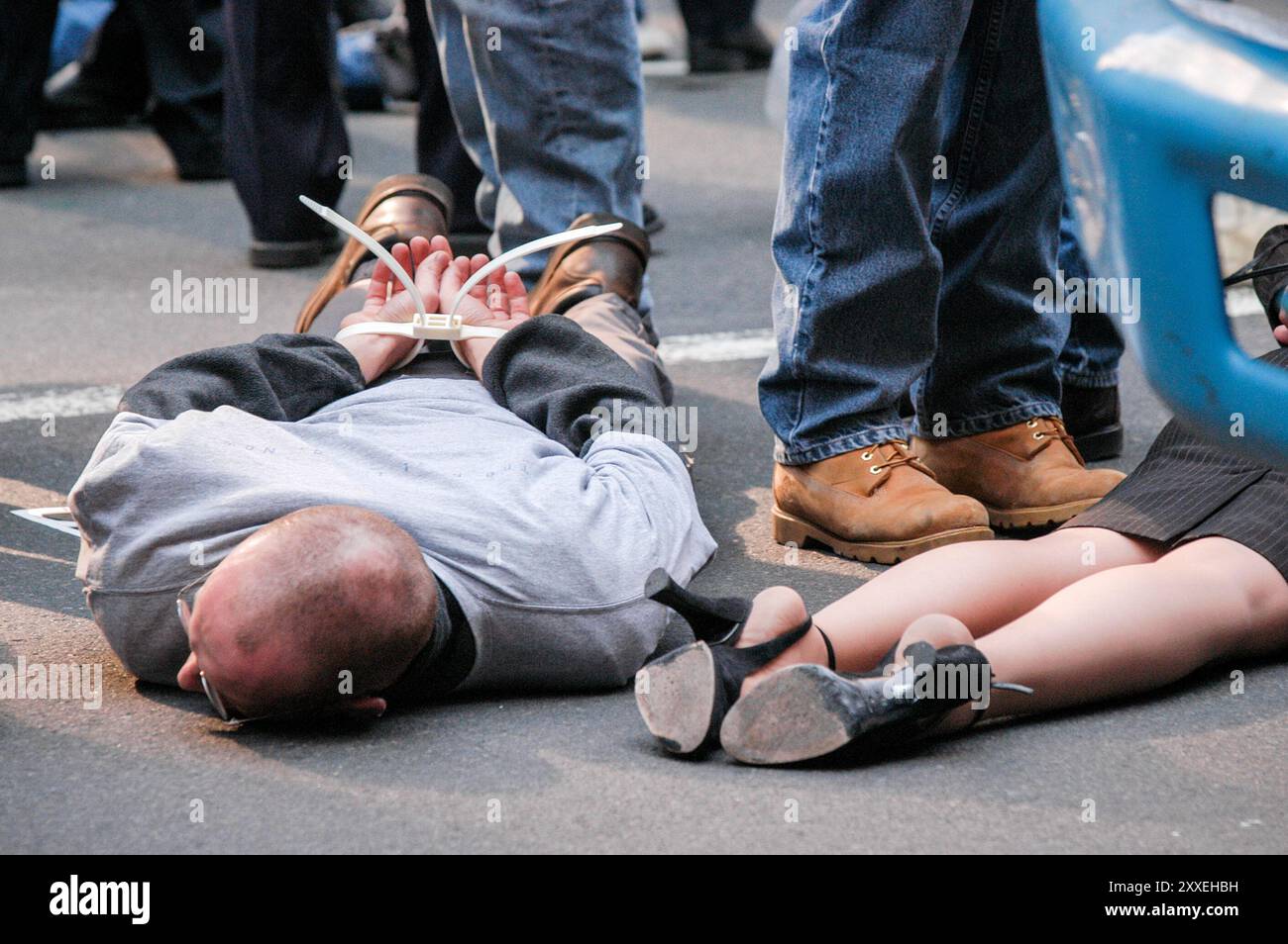 Due manifestanti che sono stati arrestati durante una protesta a New York, dove hanno manifestato contro la mentalità "business as usual” nei confronti della guerra in Iraq. Foto Stock