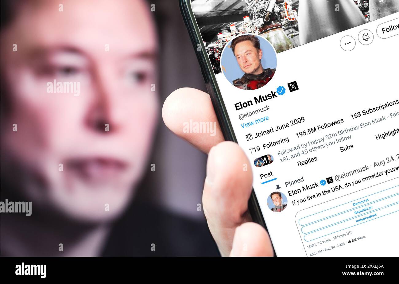 Poltava, Ucraina - 24 agosto 2024. Pagina del profilo Twitter di Elon Musk con uno smartphone in mano. Sullo sfondo c'è un ritratto sfocato di Elon M. Foto Stock