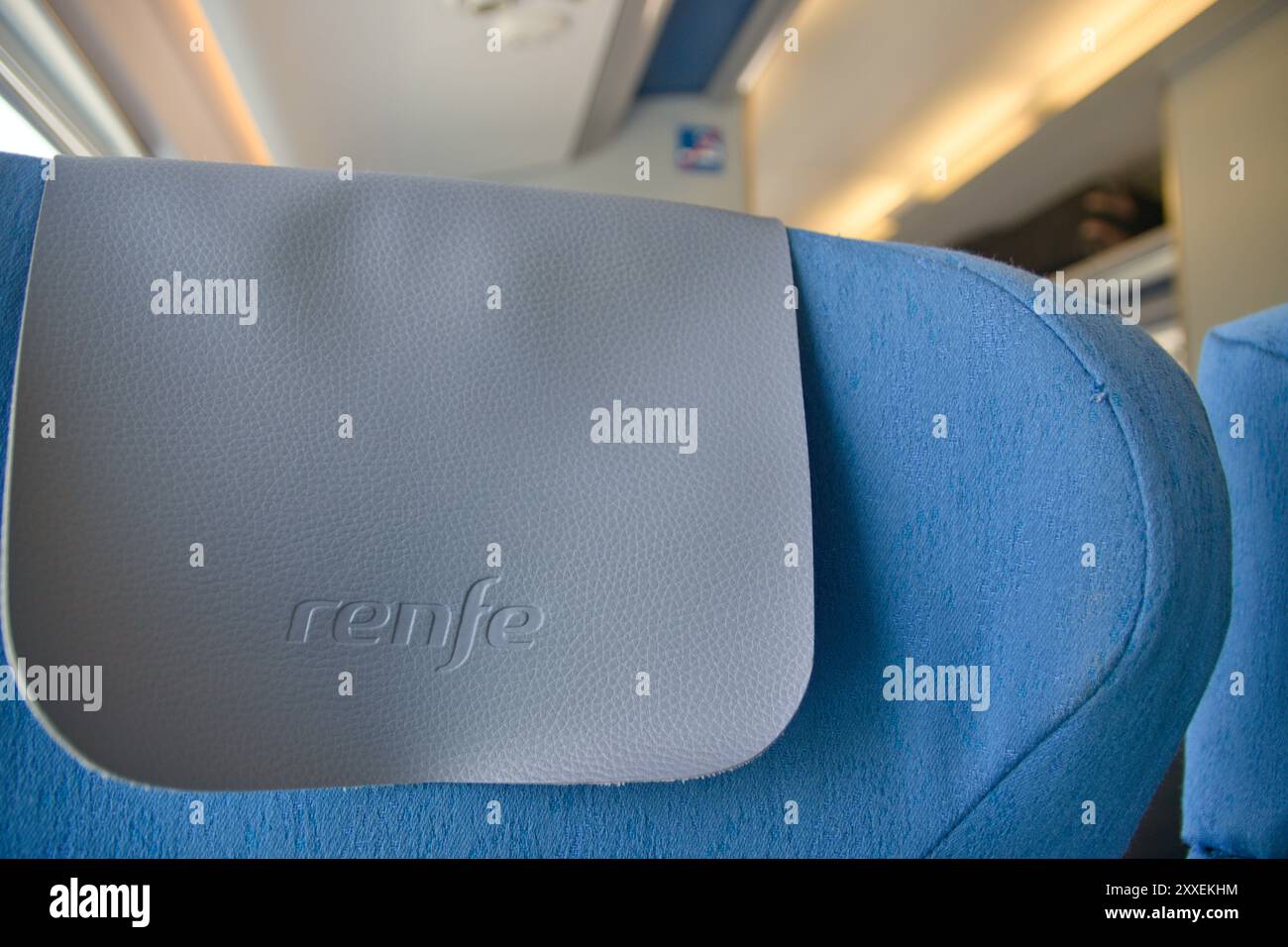 Primo piano di un poggiatesta con il logo della società ferroviaria RENFE su un treno ad alta velocità tra Alicante e Murcia Foto Stock