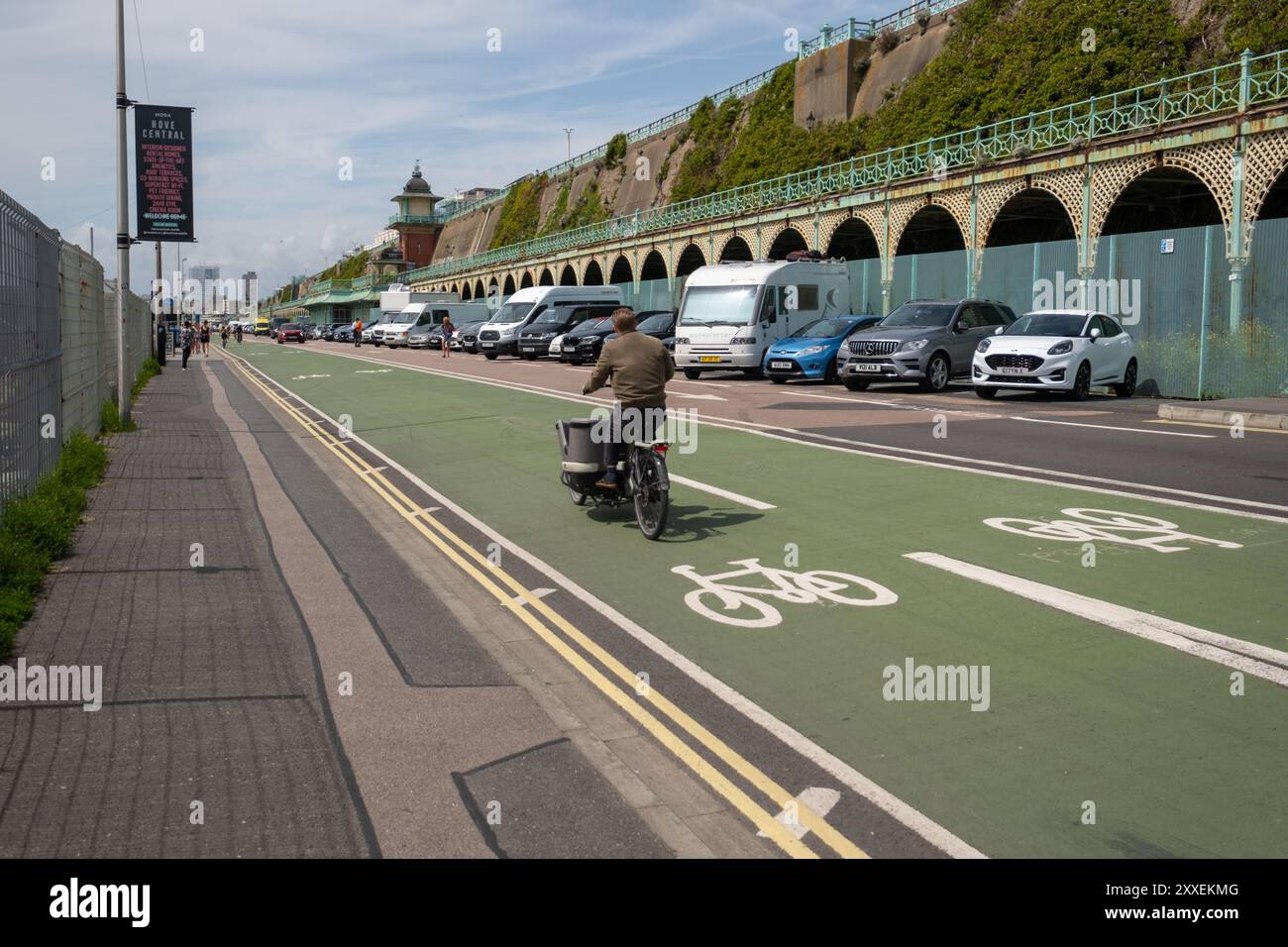 Una scena di Madeira Terrace a Brighton in Inghilterra con piste ciclabili in primo piano. L'area ha ricevuto una sovvenzione per il restauro della Terrazza. Foto Stock