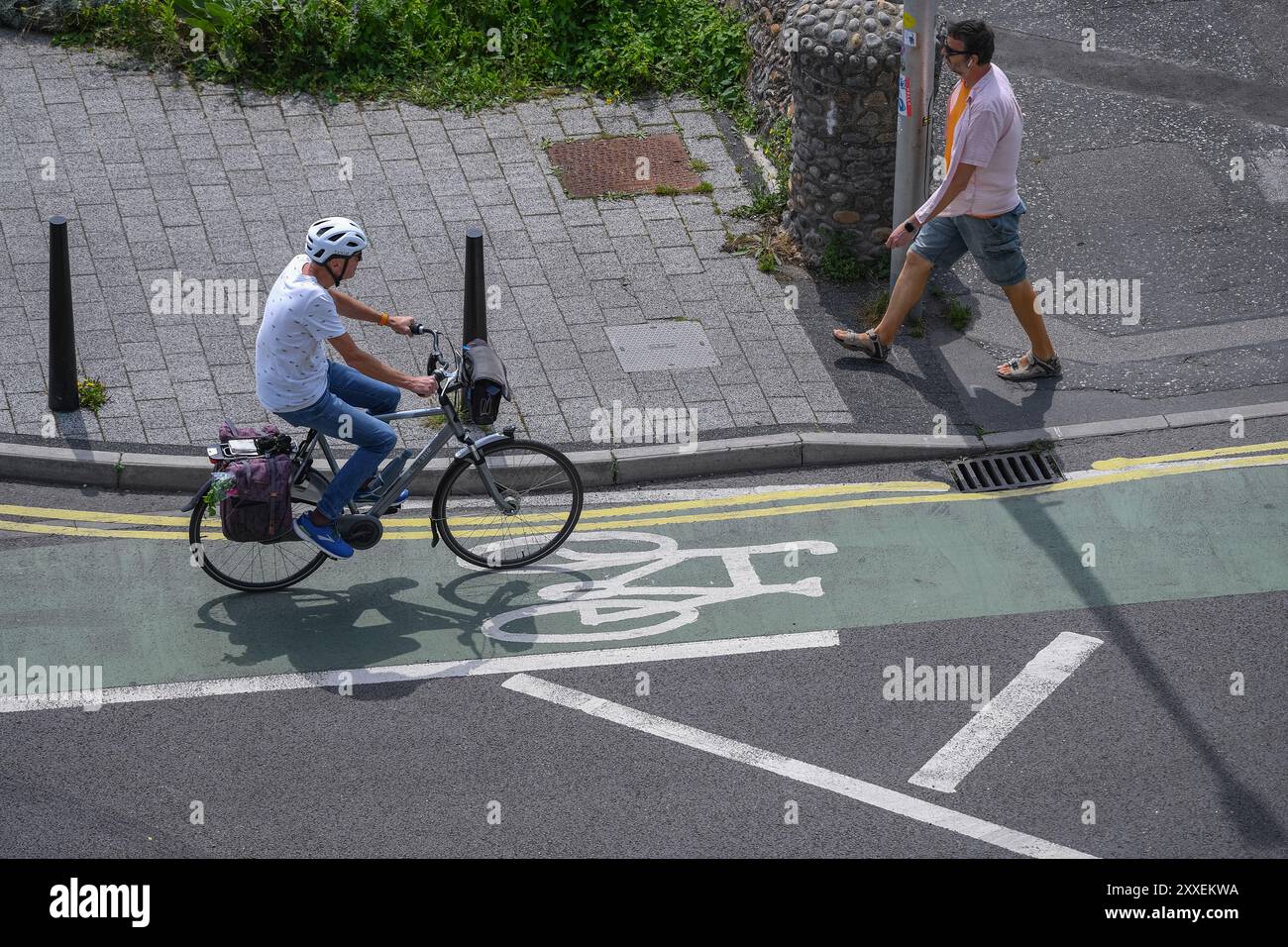 Un ciclista pedala lungo un'area pedonale su Madeira Drive Brighton, Inghilterra. Preso dall'alto che guarda giù dalla scogliera est. Foto Stock