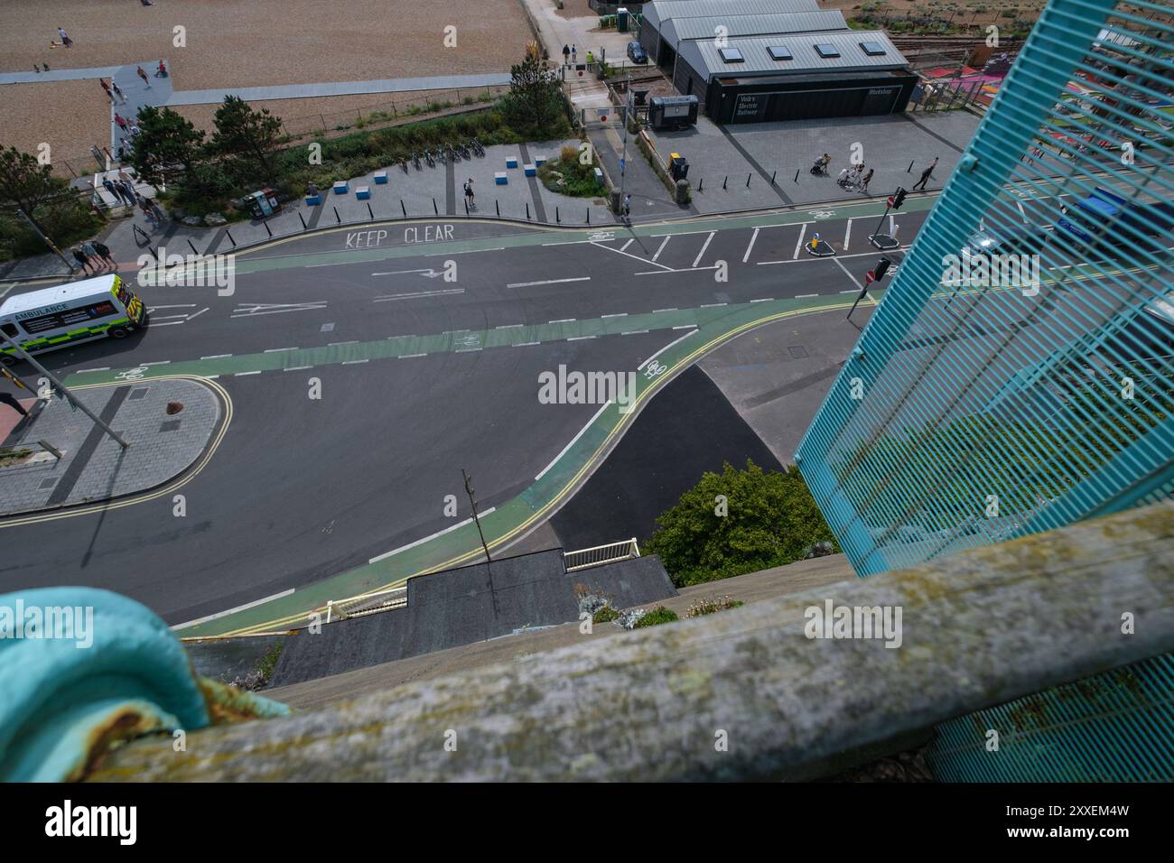 Un giro di Madeira Drive e Dukes Mound, i cartelli degli svincoli stradali e le piste ciclabili sparano da sopra il muro guardando in basso. Brighton, Inghilterra Foto Stock