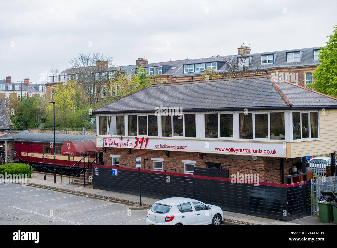 Newcastle Regno Unito: Aprile 2023: The Valley Junction 391 Indian Restaurant, stazione ferroviaria curry House a Jesmond Foto Stock